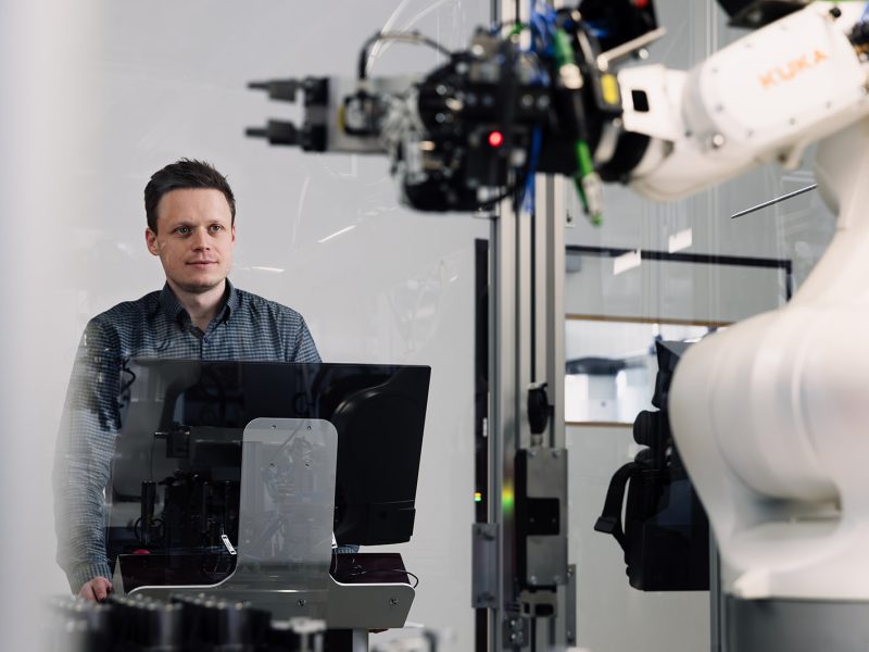 Mitarbeiter bei Roboterzelle